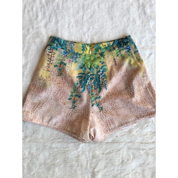 BEBE Two-Piece Set Short and Blouse - Picture 6 of 8